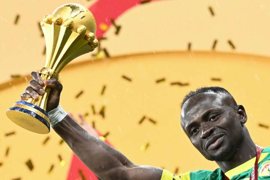 Sadio Mané unosi trofeum i świętuje z kolegami po wygraniu Pucharu Narodów Afryki