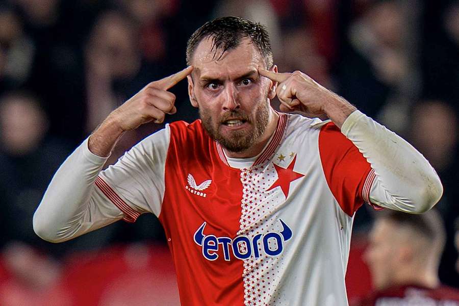 Útočník Slavie Tomáš Chorý umí v soubojích  hodně rozdat i přijmout.