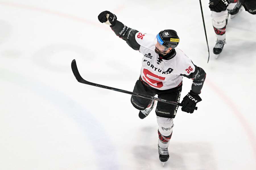 Michal Řepík da při výhře 2:1 v Pardubicích oba góly Sparty. Michal Řepík da při výhře 2:1 v Pardubicích oba góly Sparty.