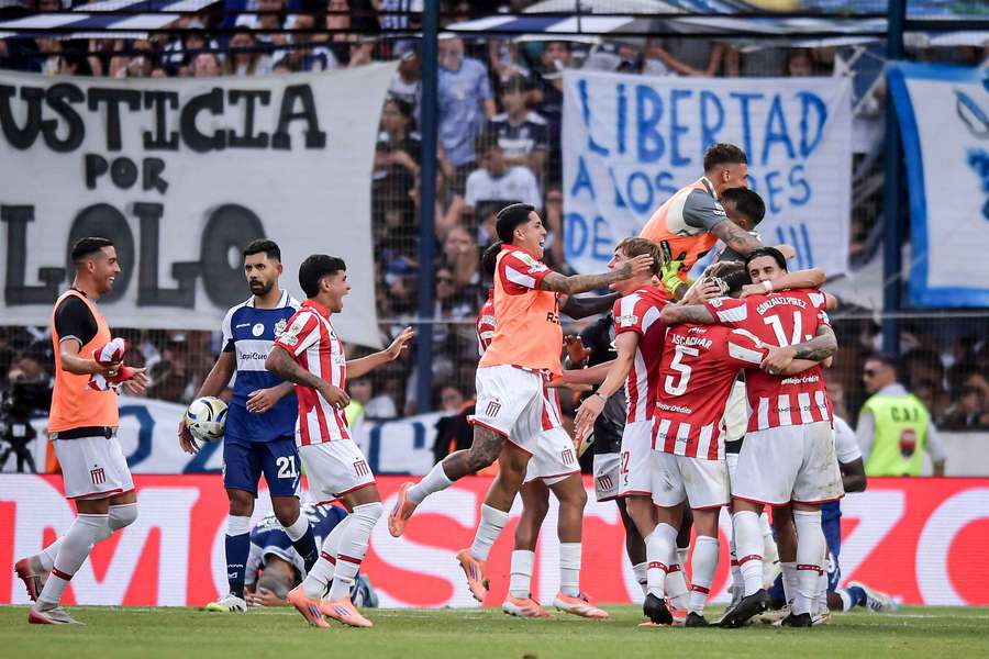 Los jugadores de Estudiantes celebran el pase a la final tras ganar a su íntimo enemigo Los jugadores de Estudiantes celebran el pase a la final tras ganar a su íntimo enemigo