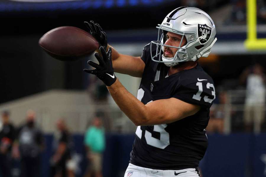 Former Raiders wide receiver Hunter Renfrow warming up before a game (2023)