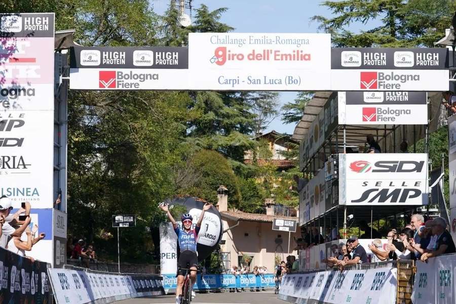 Cecilie Uttrup Ludwig kører over stregen i San Luca.