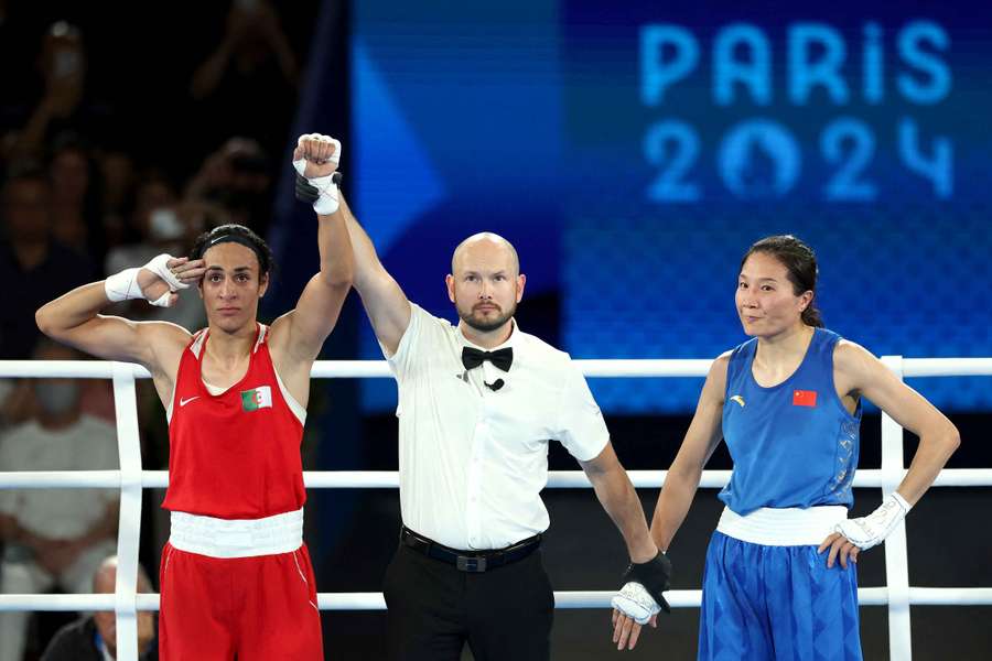 Imane Khelif (L) heeft goud gewonnen op de Olympische Spelen