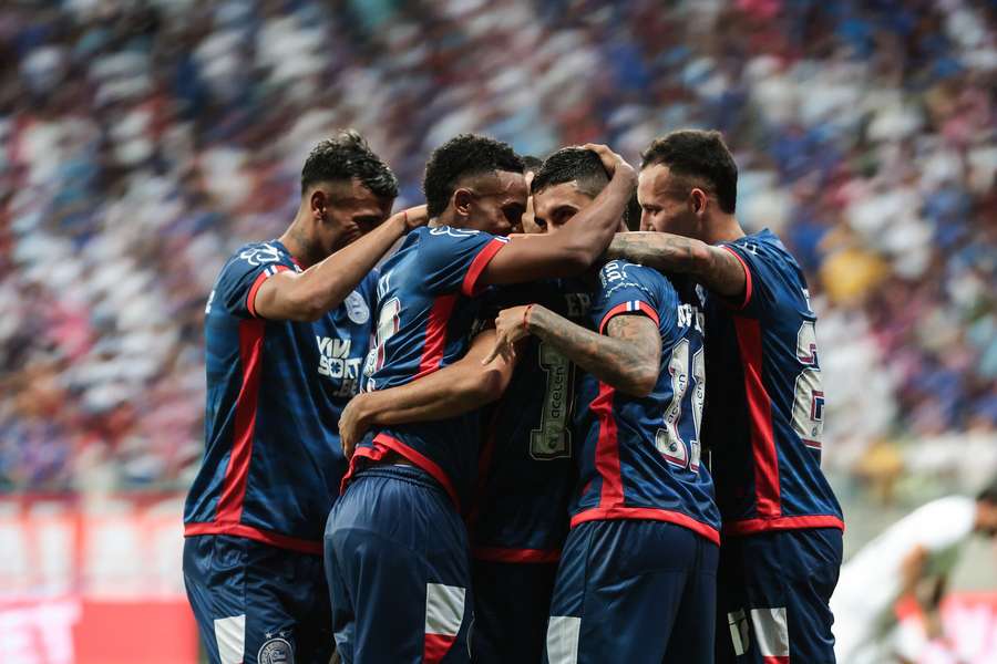 Jogadores do Bahia comemoram gol marcado por Erick