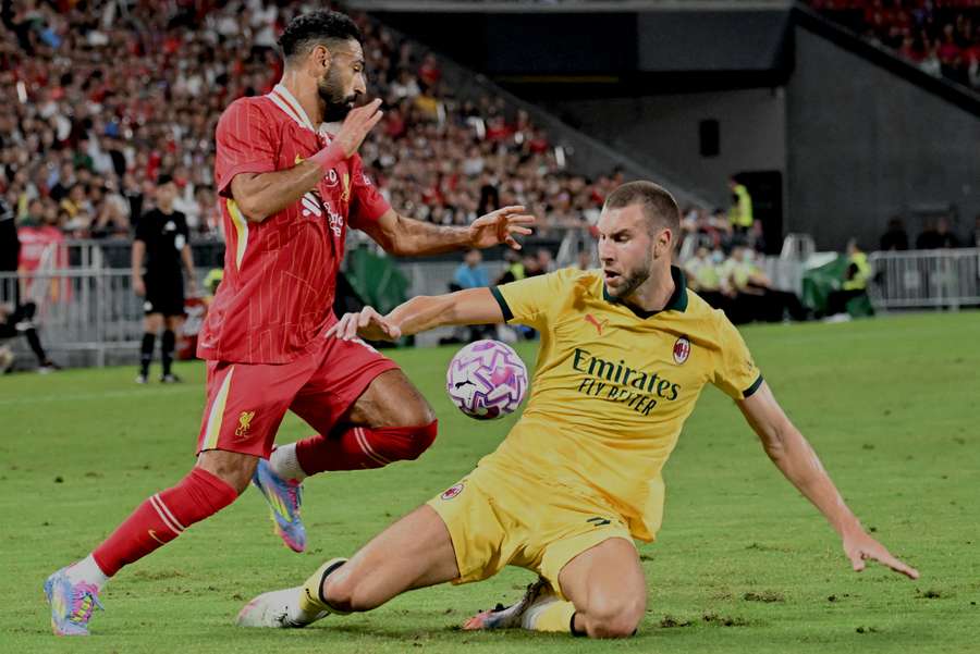 Salah și Pavlovic se luptă pentru balon Salah și Pavlovic se luptă pentru balon