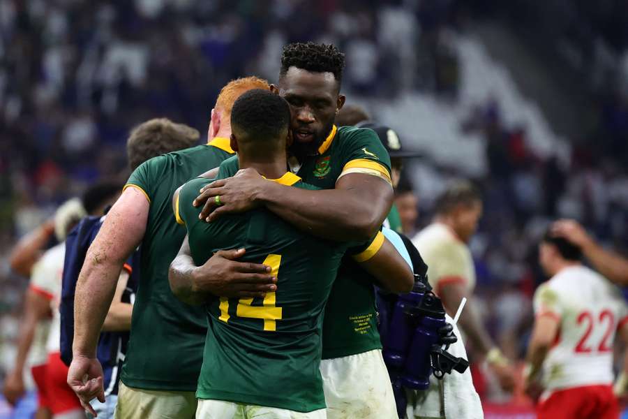 Siya Kolisi abraça Grant Williams 