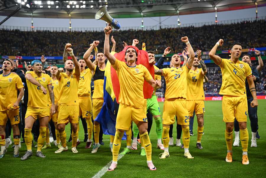 De Roemenen vieren feest met de fans na de remise tegen Slowakije
