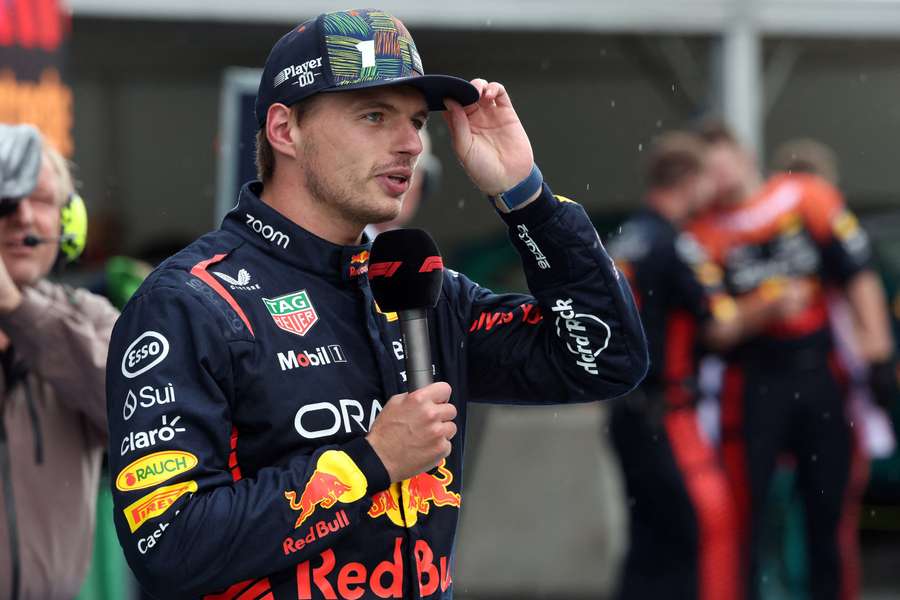 Max Verstappen habla con los aficionados en el Gran Premio de Holanda