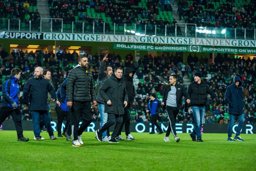 Boze fans FC Groningen lopen veld op, duel met Cambuur gestaakt