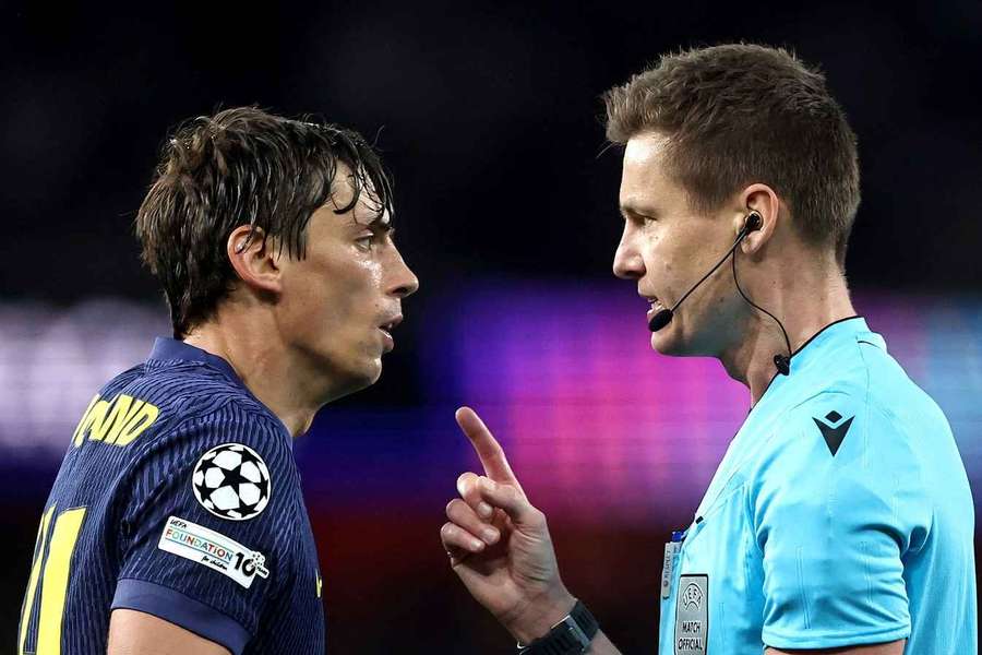 Atlético-Profi Le Normand (l.) im Gespräch mit Siebert (r.)