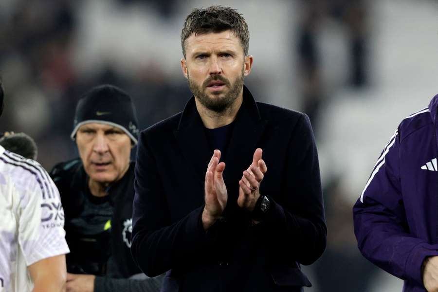 Carrick applauds the travelling United fans