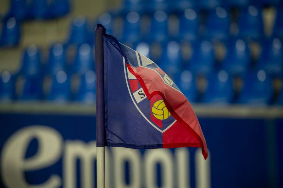 El Huesca clama contra el arbitraje de González Díaz.