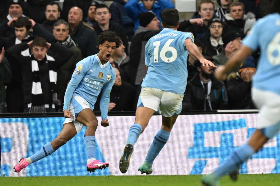 Oscar Bobb celebra pelo Manchester City