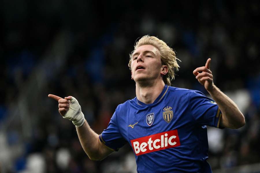 Mika Biereth celebra após os seus dois golos frente ao Auxerre.