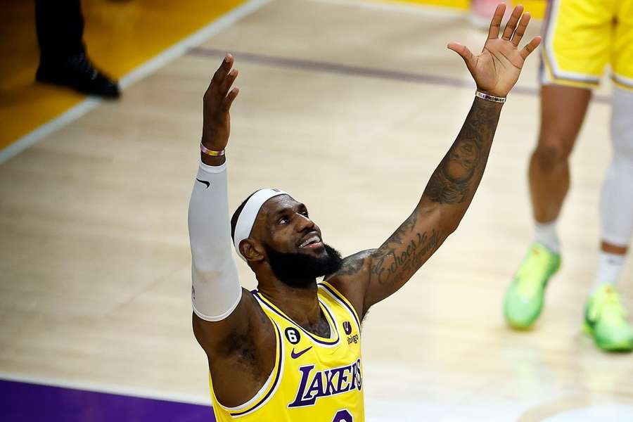 LeBron seguirá em quadra na NBA