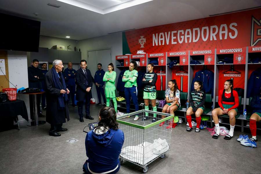 Marcelo Rebelo de Sousa e Pedro Proença falaram às jogadoras após o Portugal-Espanha (2-4)