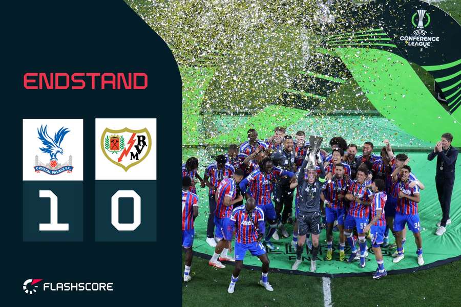 Crystal Palace und Glasner (r.) feiern mit dem Pokal Crystal Palace und Glasner (r.) feiern mit dem Pokal