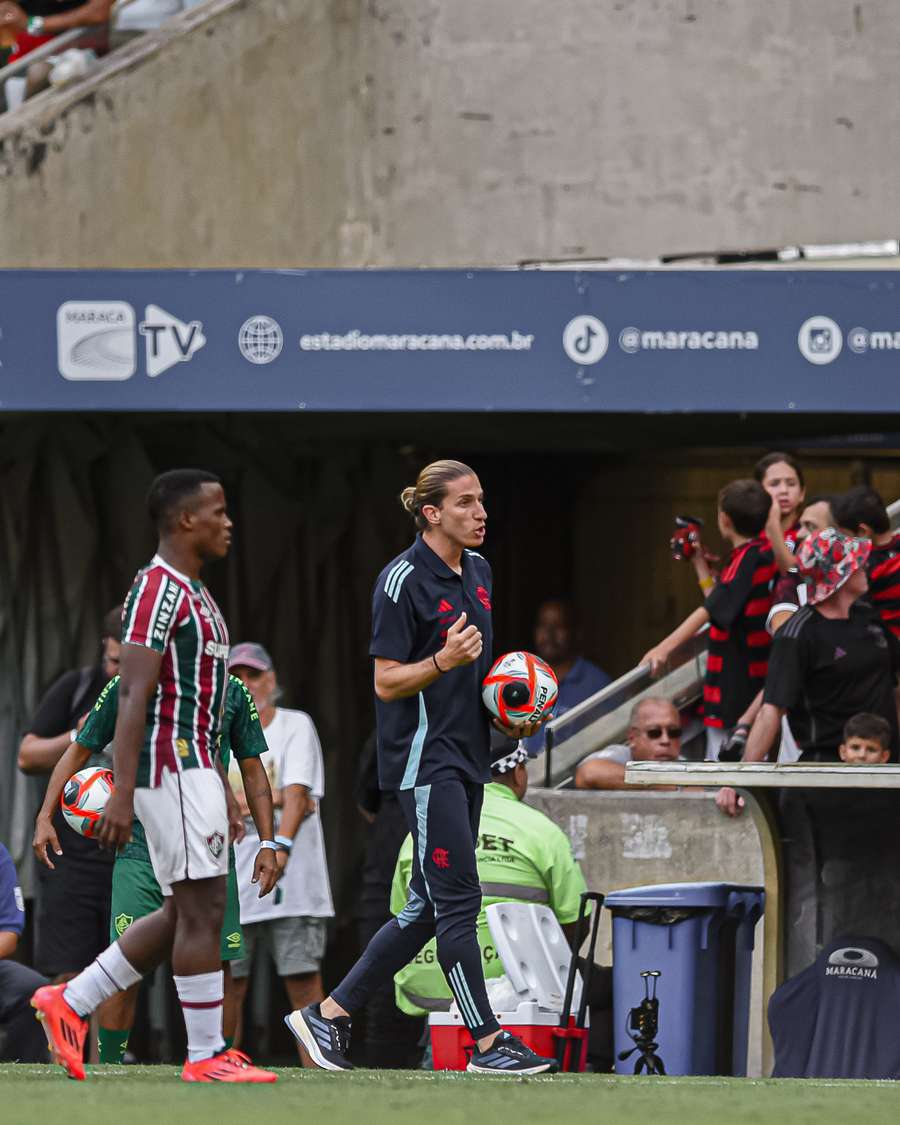 Filipe Luís orienta equipe no Fla-Flu