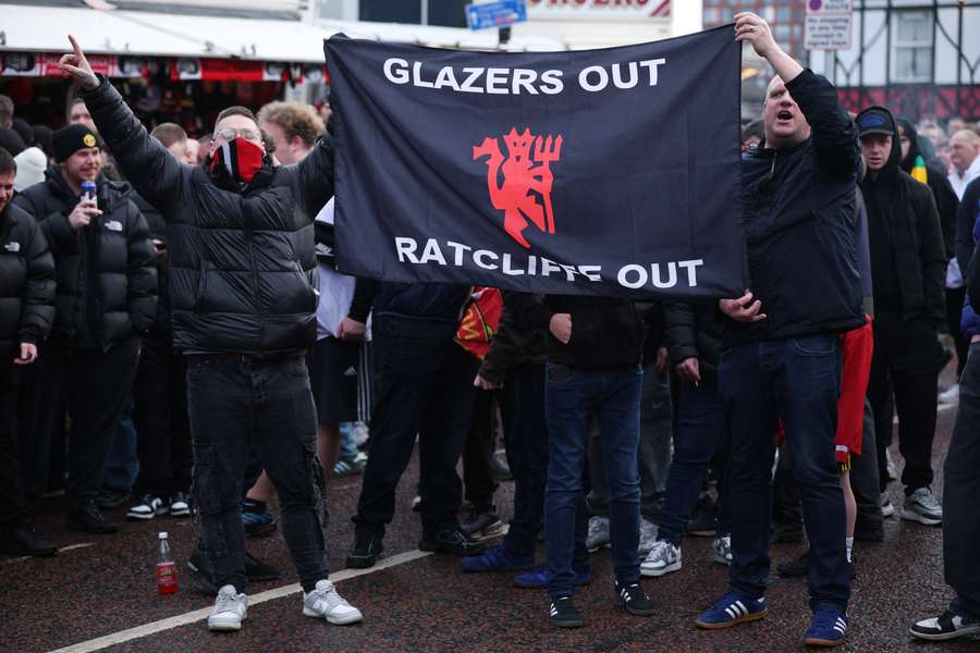 Manifestantes do Manchester United exigem mudanças Manifestantes do Manchester United exigem mudanças