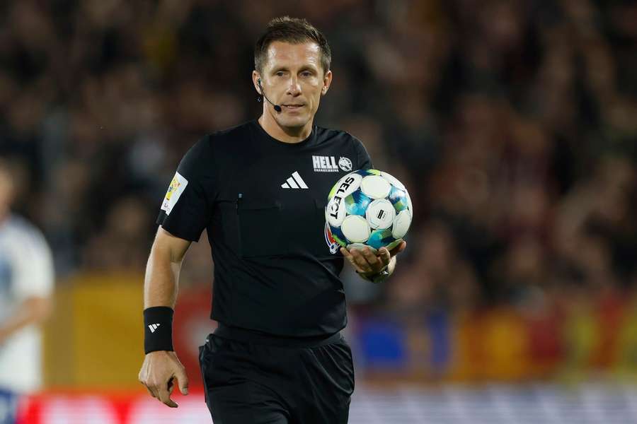 Hlavní rozhodčí Ondřej Pechanec Hlavní rozhodčí Ondřej Pechanec