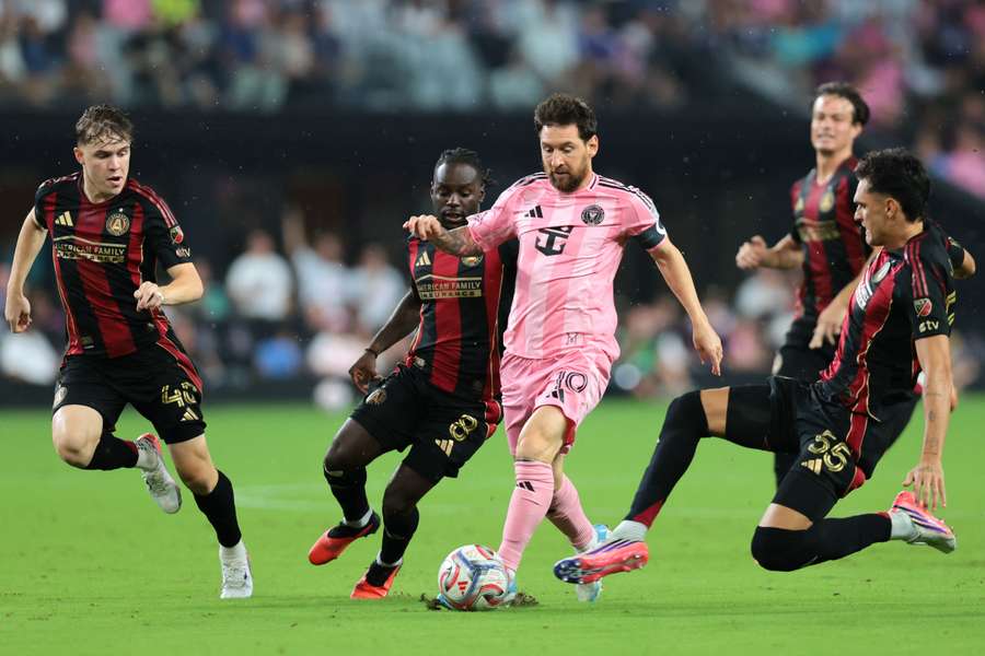 Messi dribbles the ball against Atlanta United defenders