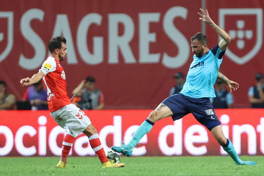 Claudemir em ação diante do SC Braga