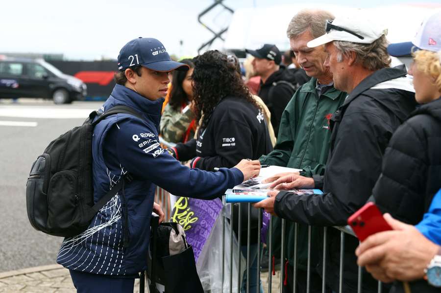 Nyck de Vries signs autographs for Formula 1 fans