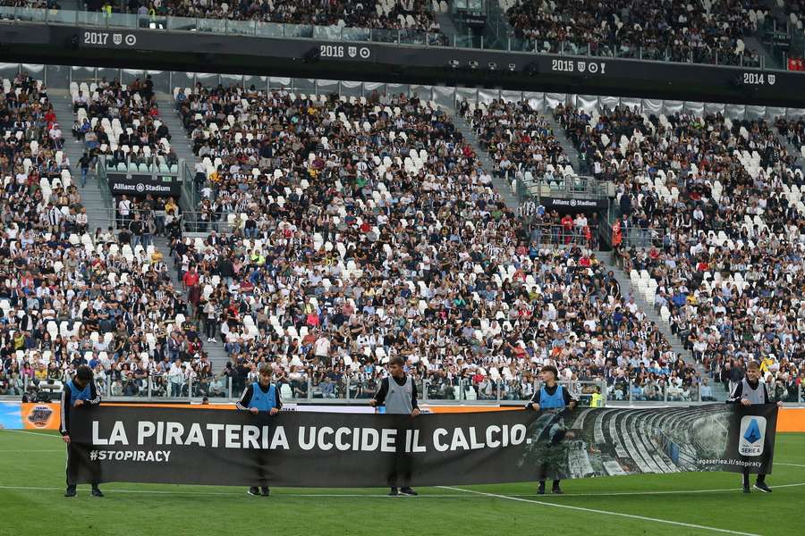 Die Serie A ging schon 2019 gegen illegale Streams an, als ein Banner mit dem Slogan "Piraterie tötet den Fußball" von Balljungen präsentiert wurde