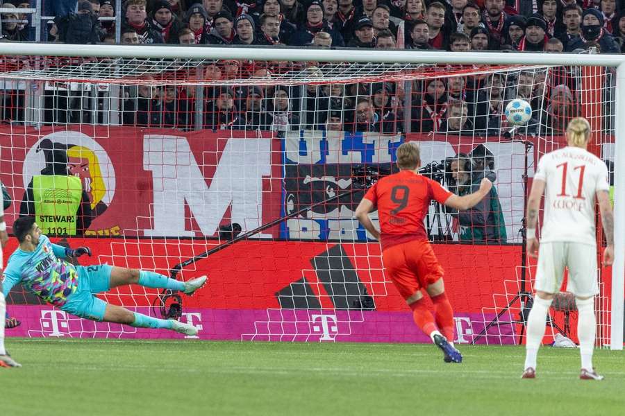 Harry Kane bateu pênalti no ângulo para abrir o placar