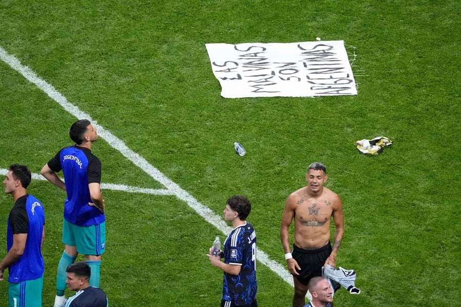 UK minister urges FIFA to investigate Argentina over World Cup Falklands banner UK minister urges FIFA to investigate Argentina over World Cup Falklands banner
