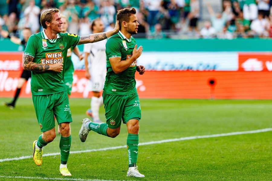 Tonni Adamsen (l.) und Louis Schaub (r.) bejubeln das 2:0, Tonni Adamsen (l.) und Louis Schaub (r.) bejubeln das 2:0,