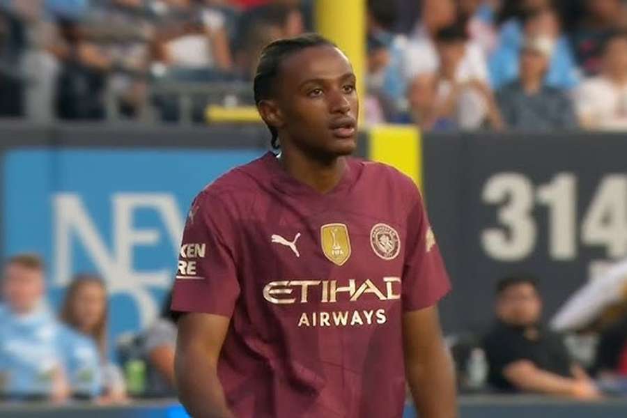 Amar Fatah com a camisola do Manchester City