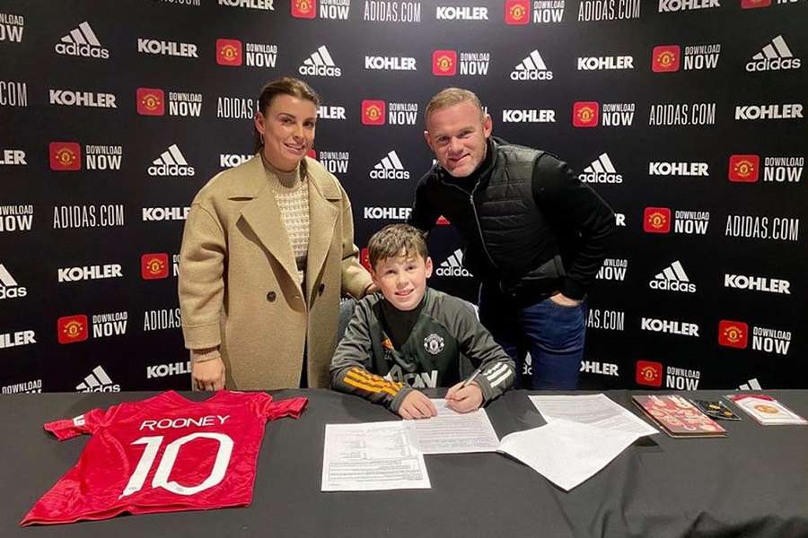 Kai Rooney com os seus pais na assinatura de contrato