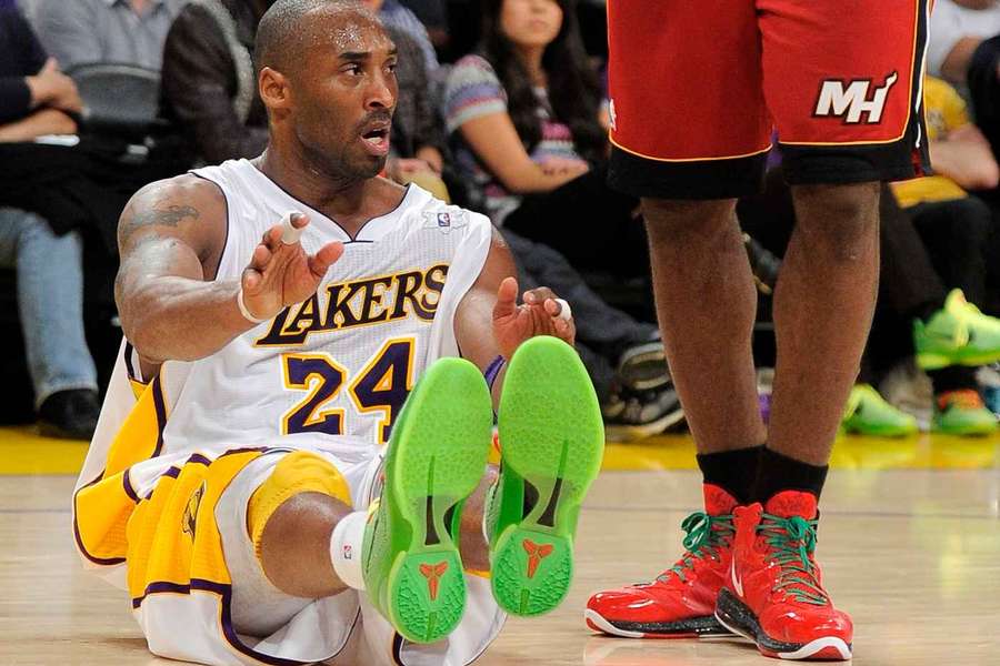 Kobe Bryant cu ghetele scoase la licitație