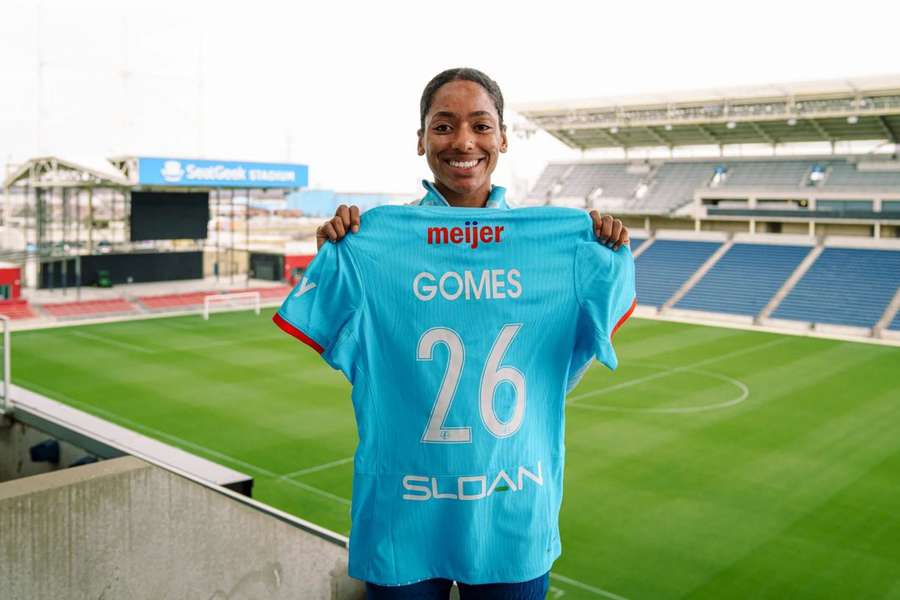 Nádia Gomes com a camisola da nova equipa