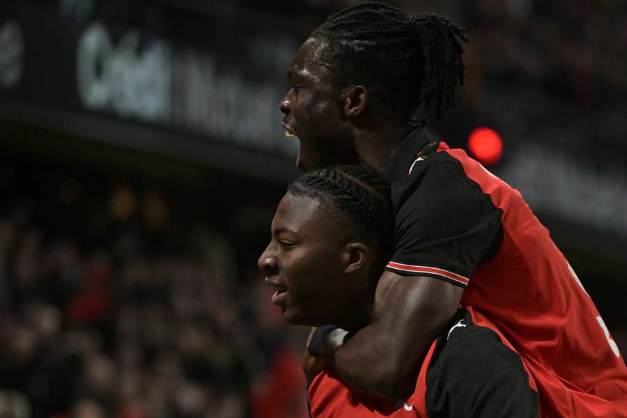 Mohamed Meite festeggia con Alidu Seidu Mohamed Meite festeggia con Alidu Seidu