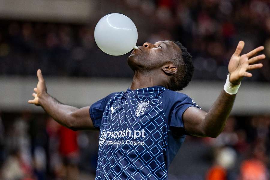 Inflando globos celebró el triunfo el Braga