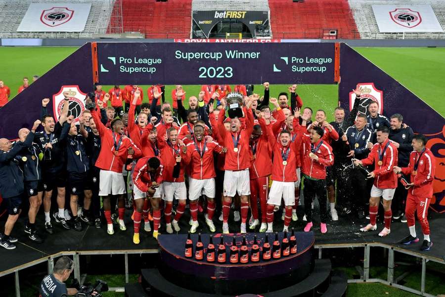 A festa dos jogadores do Antuérpia com a Supertaça