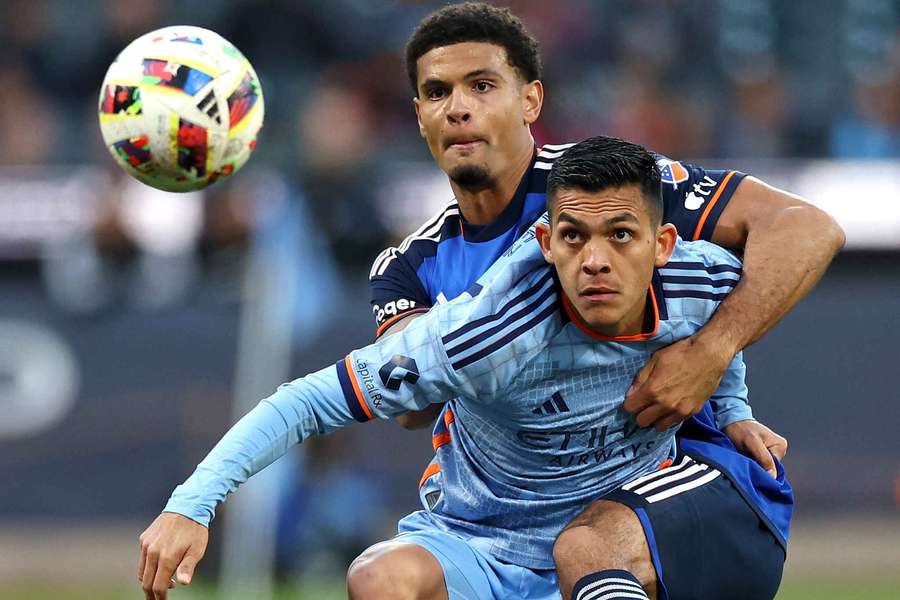 Cincinnati's Miles Robinson fights for control of the ball with Alonso Martínez of New York City