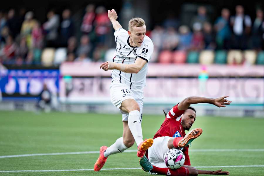 FC Midtjyllands Adam Buksa stoppes i 3F Superligakampen mellem Silkeborg IF og FC Midtjylland