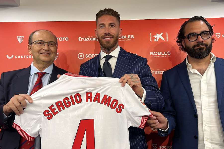 Sergio Ramos s prezidentem Pepe Castrem a sportovním ředitelem Víctorem Ortou.