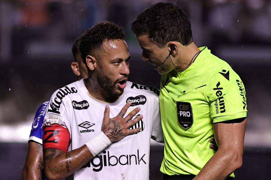 Savio Pereira Sampaio expulsou Neymar pela Lei Vini Jr.