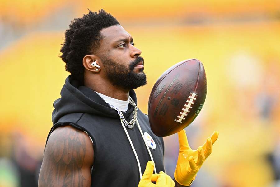 Steelers' DK Metcalf warms up before a game (2025)