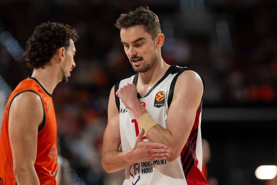 Tomáš Satoranský po pádu na hlavu nedohrál duel Euroligy v Dubaji.