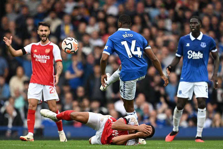 Beto em lance com Saliba, perante o olhar de Fábio Vieira