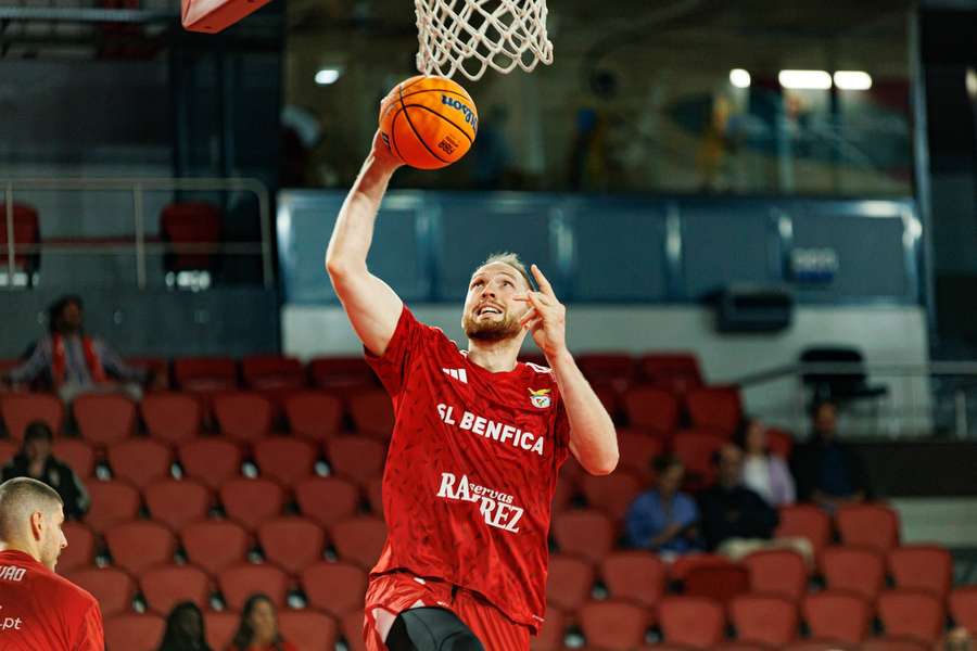 Aleksander Dziewa z 18 punktami poprowadził Benfikę do wygranej w Lidze Mistrzów Aleksander Dziewa z 18 punktami poprowadził Benfikę do wygranej w Lidze Mistrzów