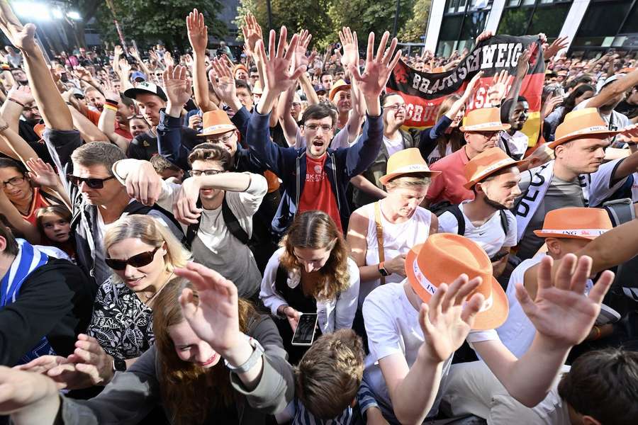 Begeisterte Fans empfingen die Spieler am Dienstagvormittag in Frankfurt.