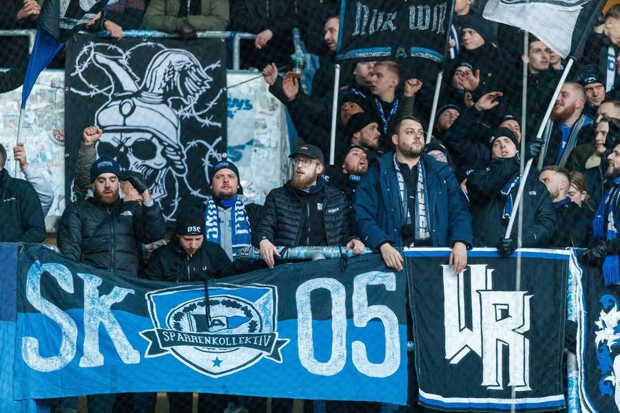 Bielefeld-Anhänger beim Gastspiel in Rostock. Bielefeld-Anhänger beim Gastspiel in Rostock.