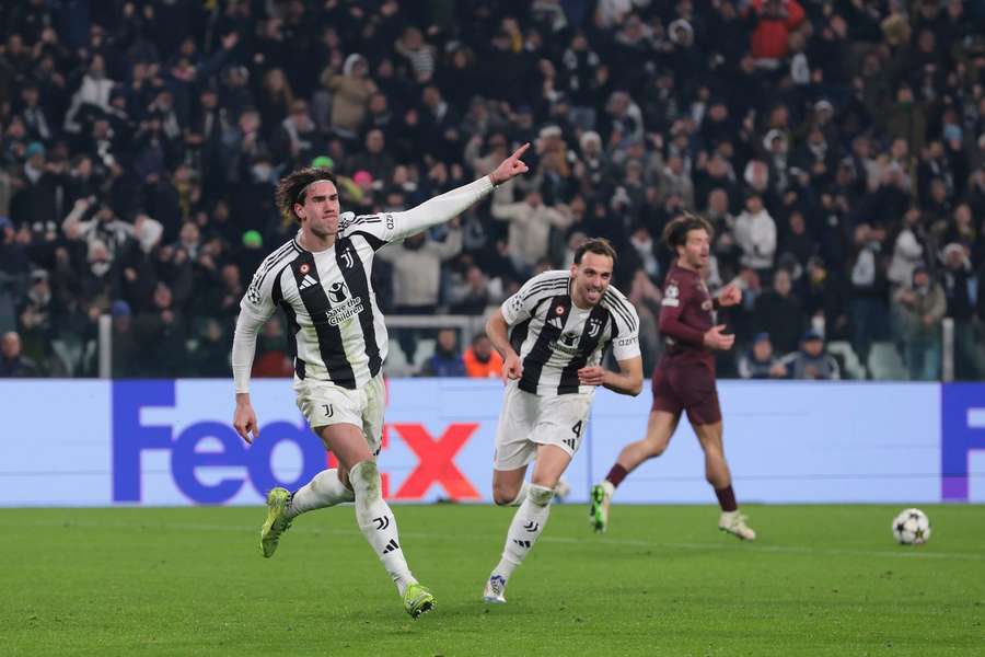 Vlahovic świętuje po zdobyciu pierwszej bramki dla Juve