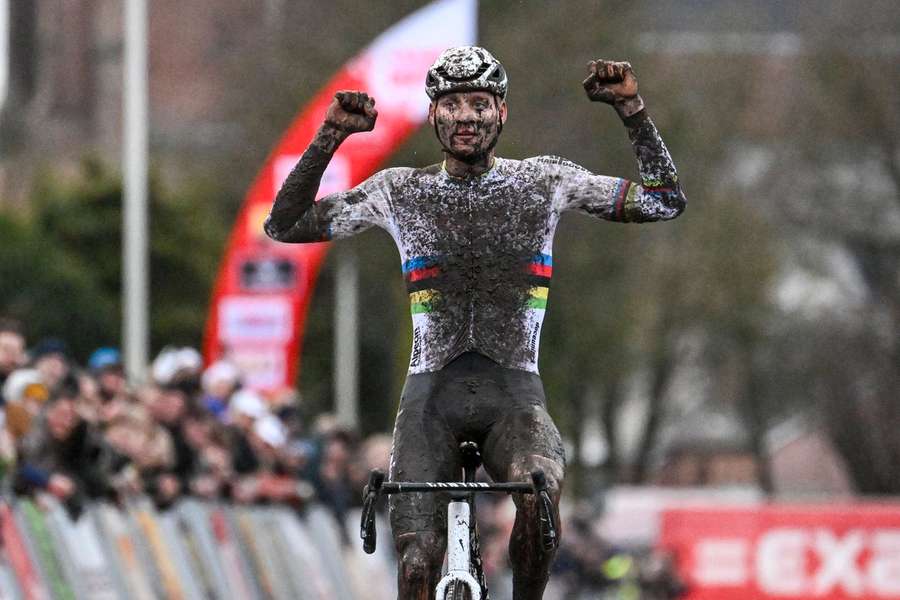 Wereldkampioen Mathieu van der Poel komt in Loenhout solo als eerste over de meet